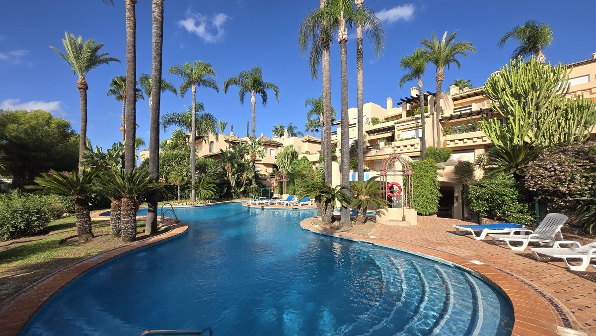 2 Bed Middle Floor Apartment in The Golden Mile