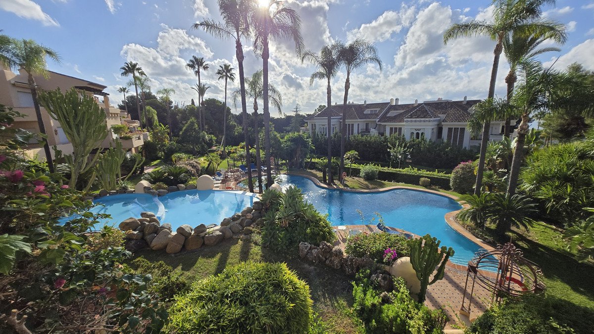 2 Bed Middle Floor Apartment in The Golden Mile