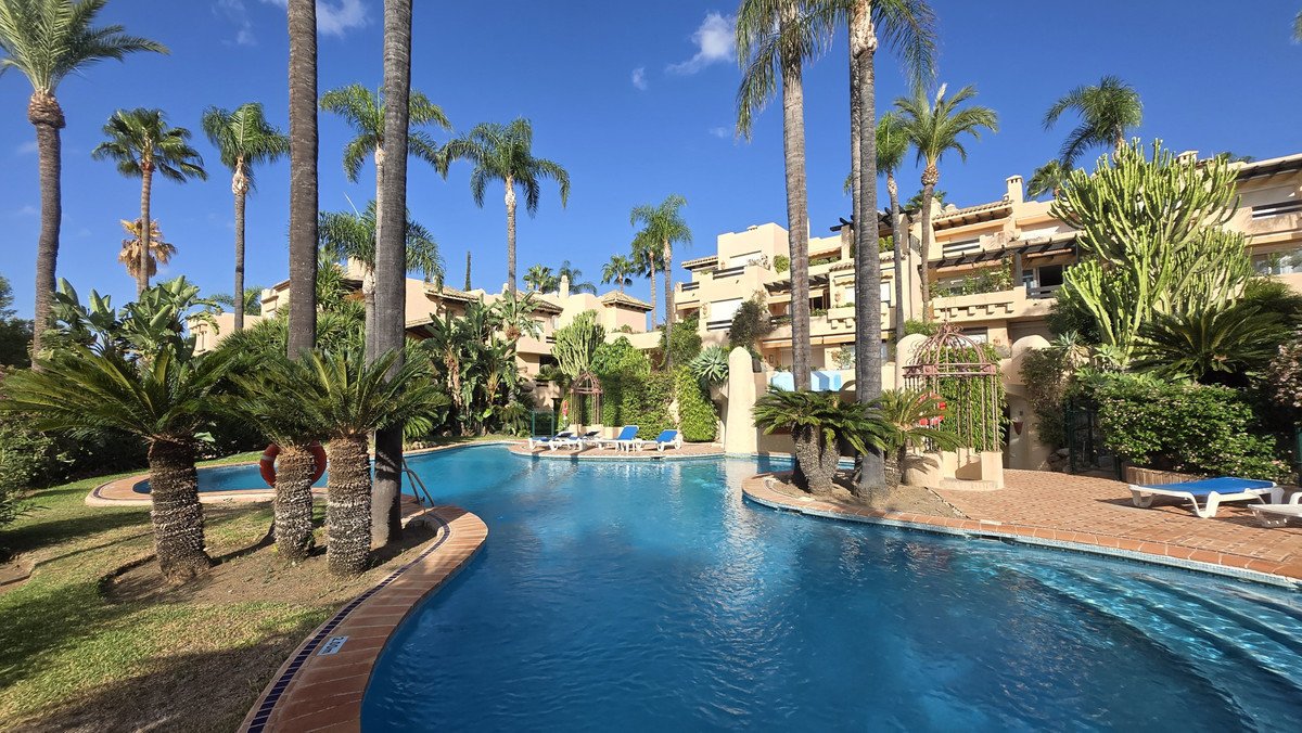 2 Bed Middle Floor Apartment in The Golden Mile