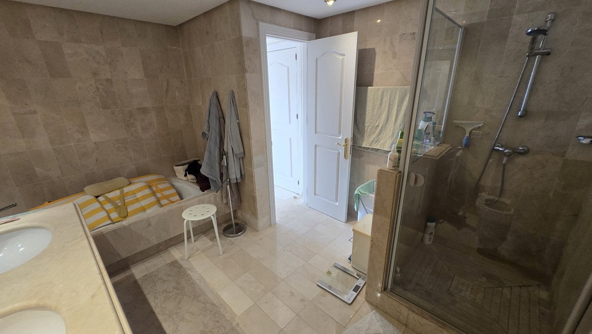 2 Bed Middle Floor Apartment in The Golden Mile