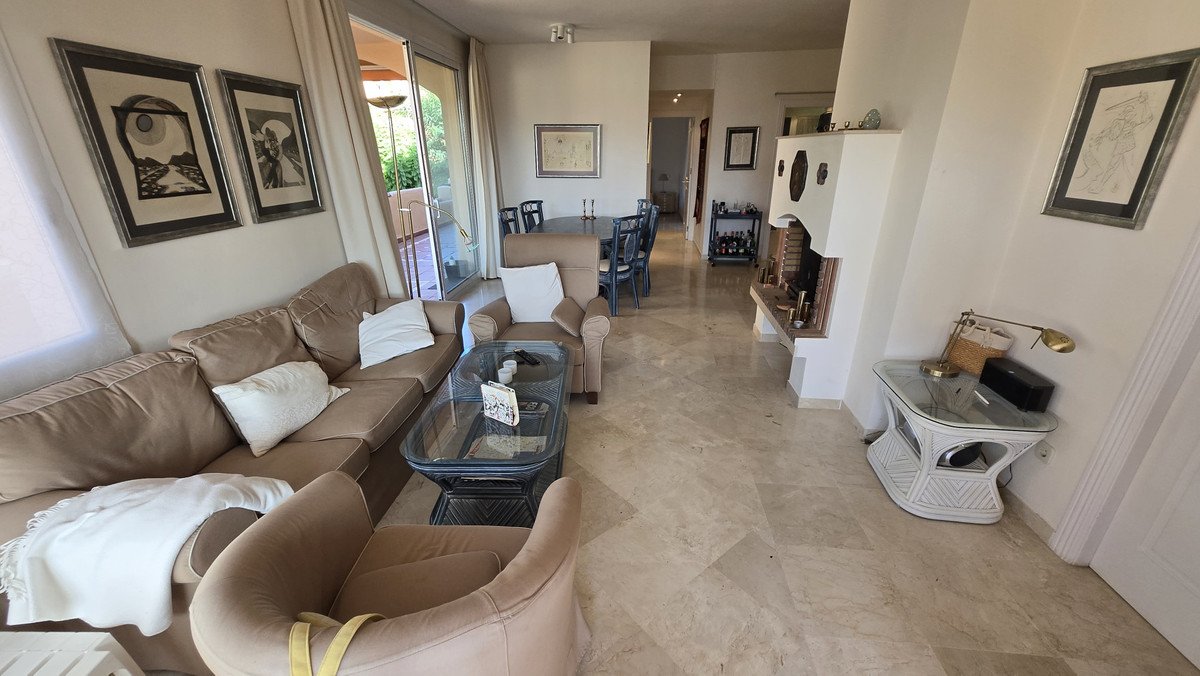 2 Bed Middle Floor Apartment in The Golden Mile