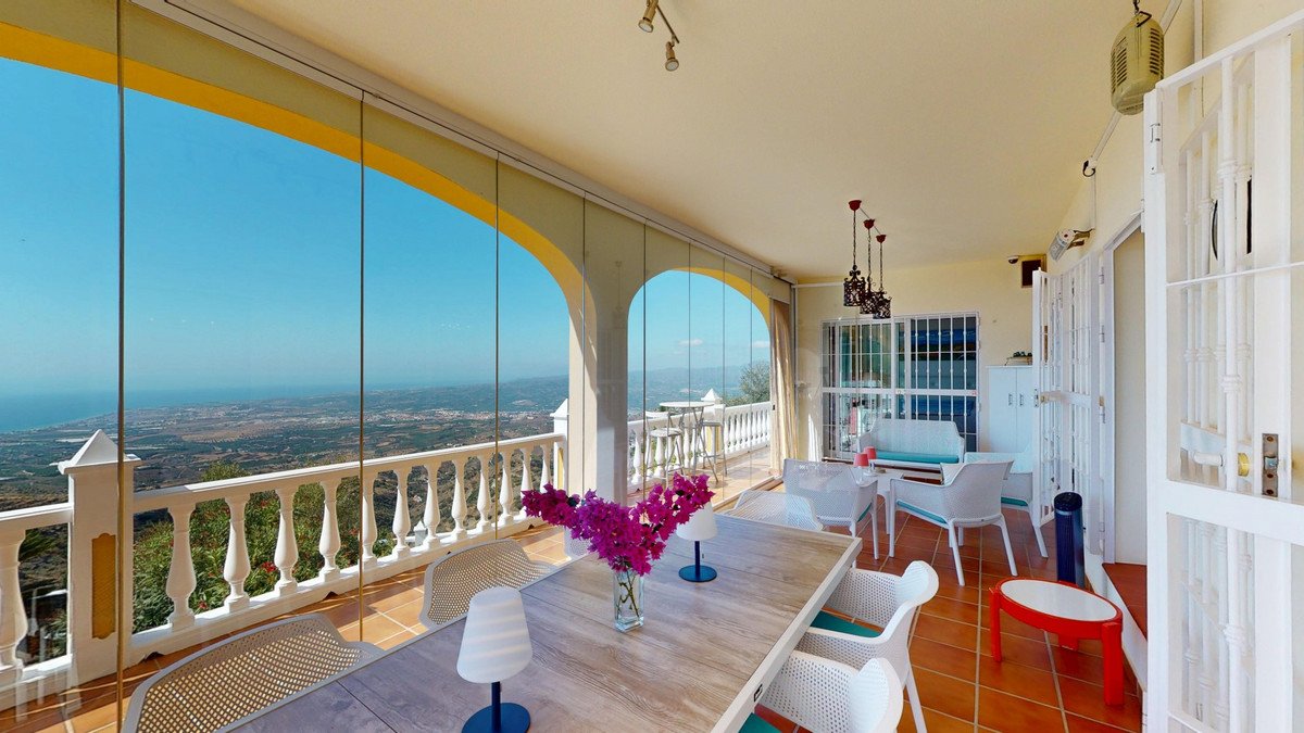 4 Bed Detached Villa in Algarrobo