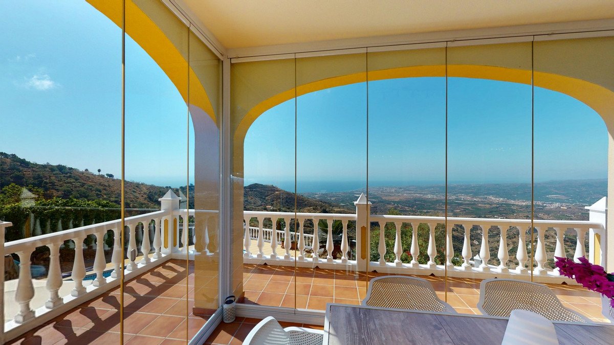 4 Bed Detached Villa in Algarrobo