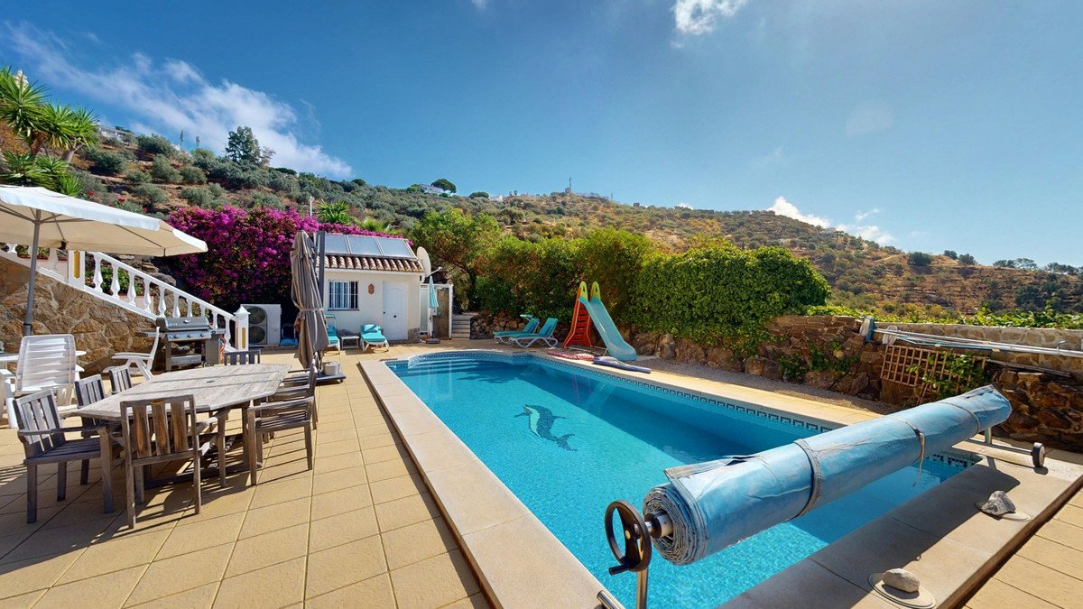 4 Bed Detached Villa in Algarrobo