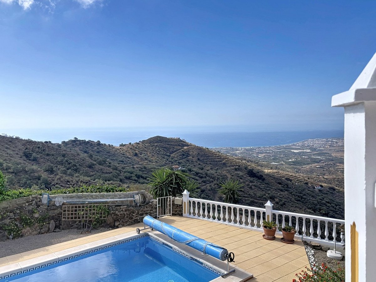 4 Bed Detached Villa in Algarrobo