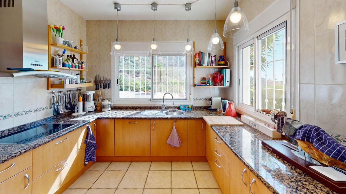4 Bed Detached Villa in Algarrobo