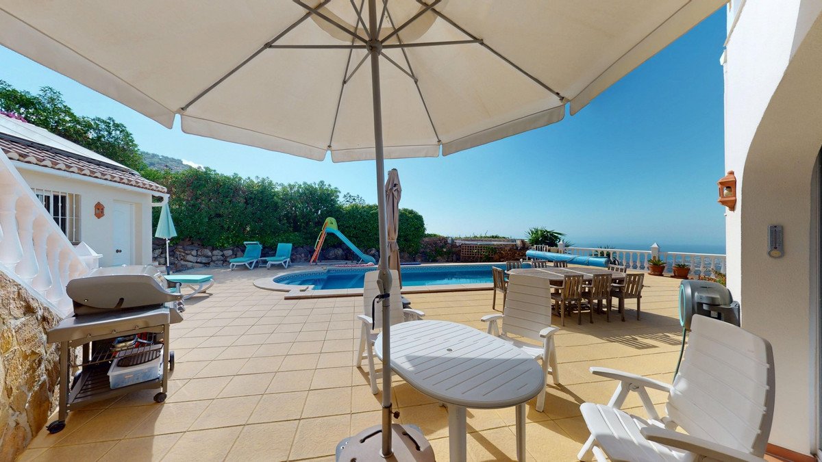 4 Bed Detached Villa in Algarrobo