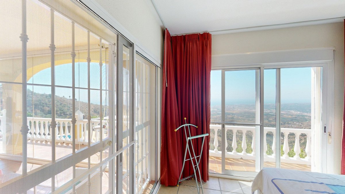 4 Bed Detached Villa in Algarrobo