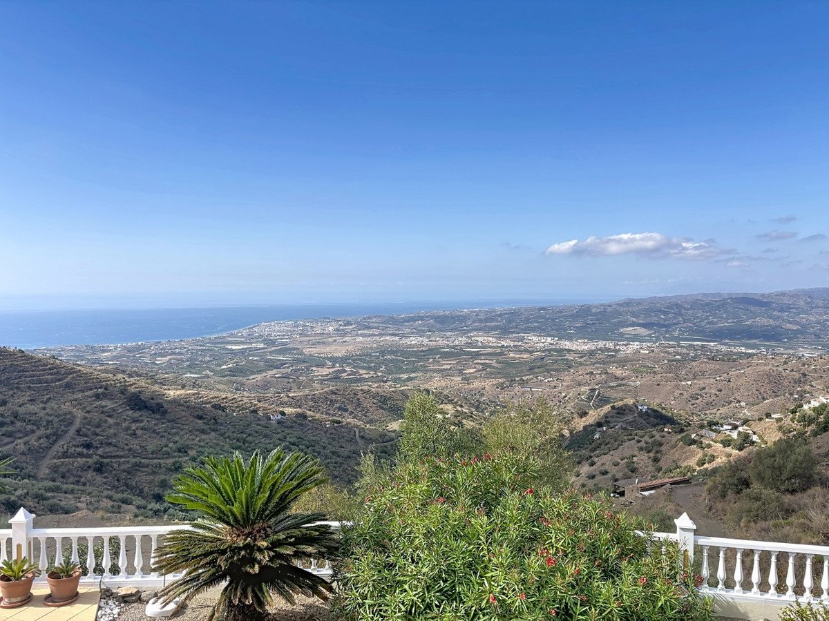 4 Bed Detached Villa in Algarrobo