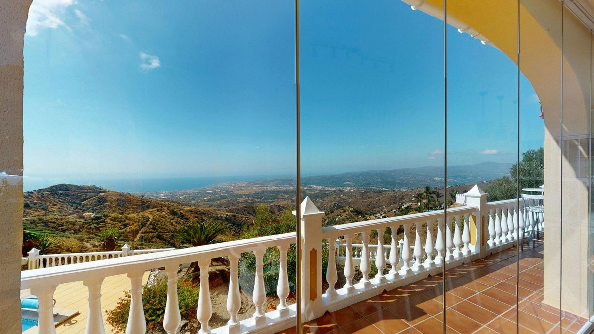 4 Bed Detached Villa in Algarrobo