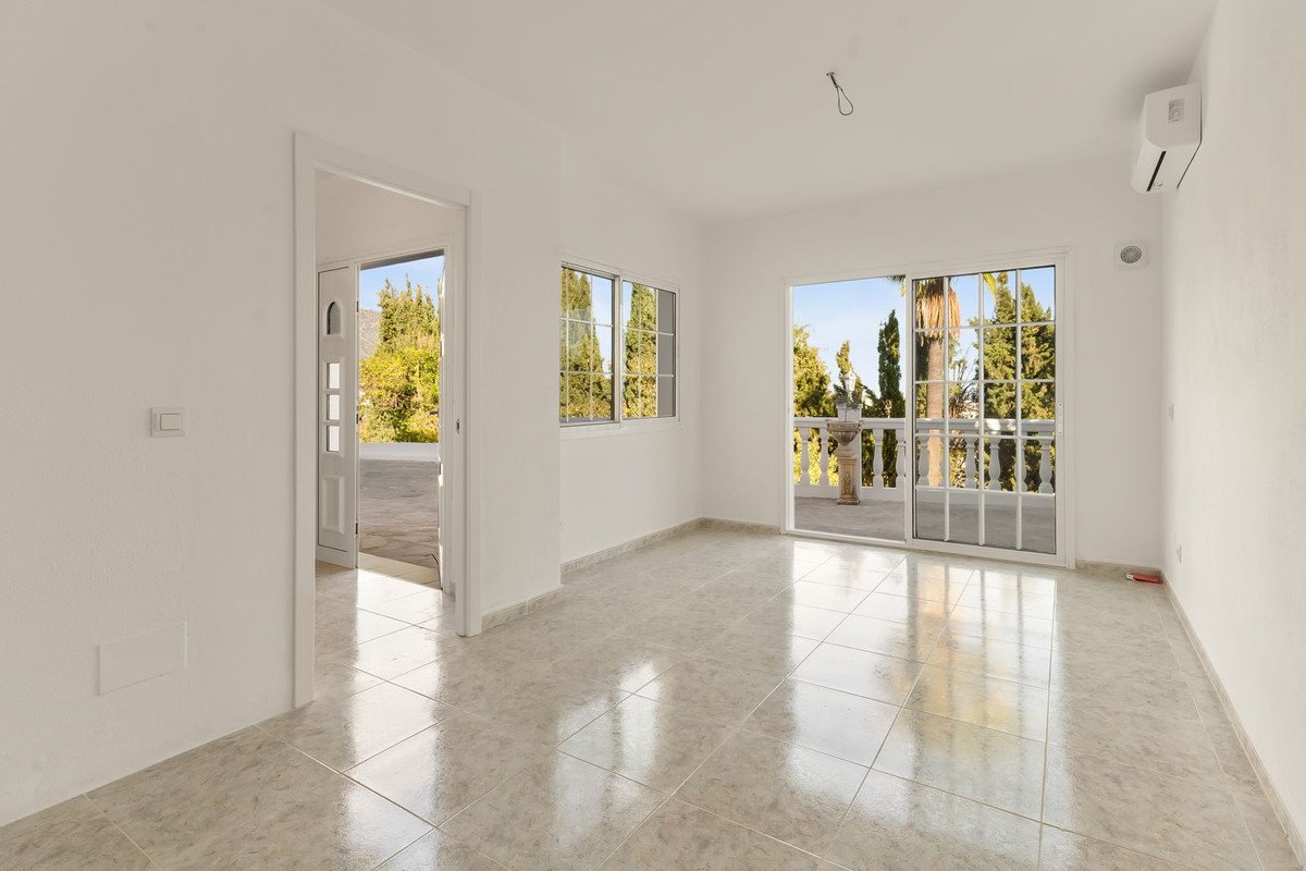 5 Bed Detached Villa in El Hornillo