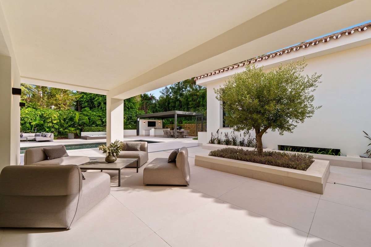 5 Bed Detached Villa in Nueva Andalucía