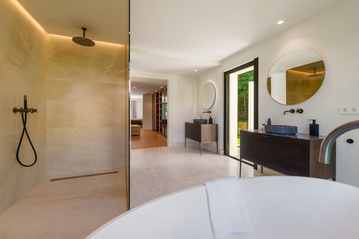 5 Bed Detached Villa in Nueva Andalucía