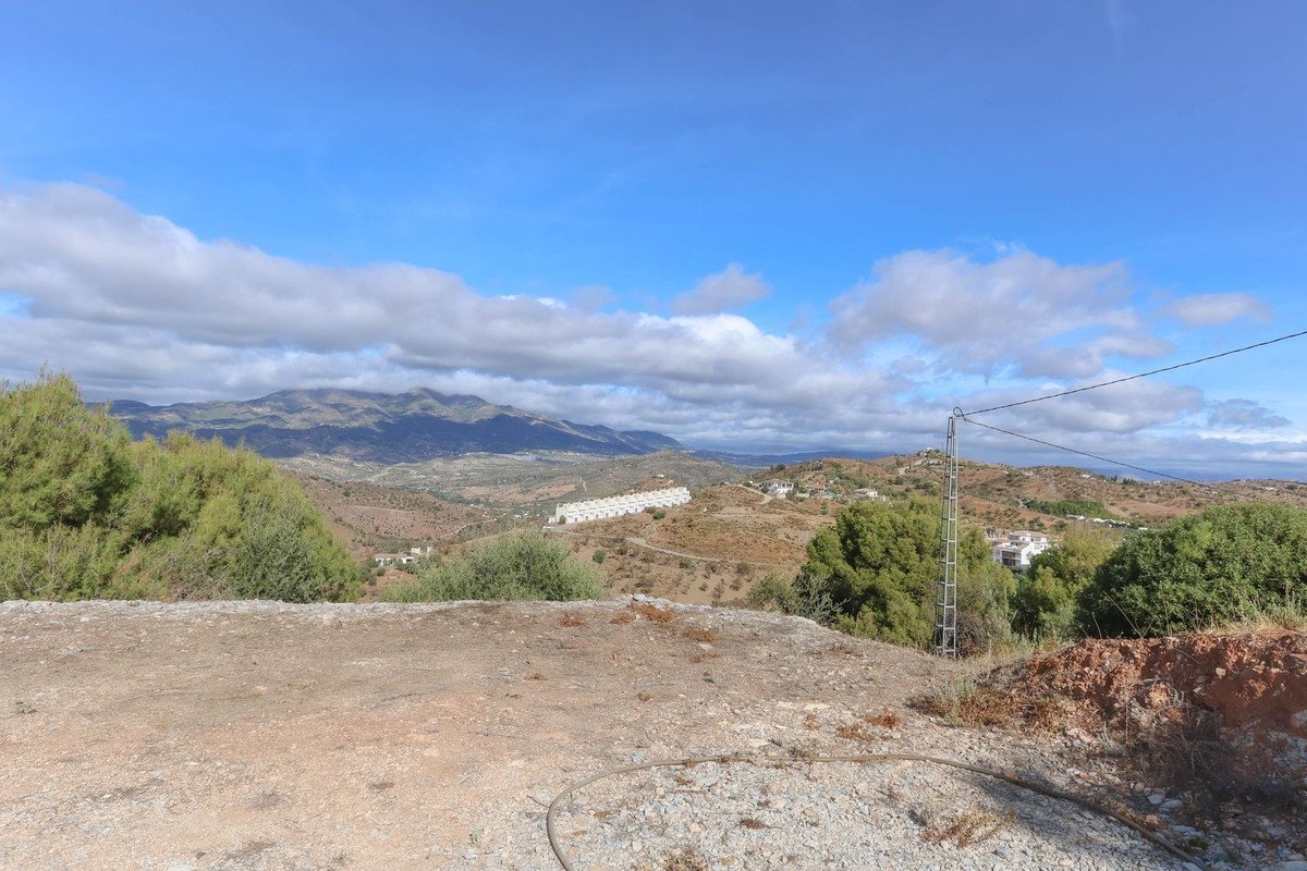 Land in Guaro