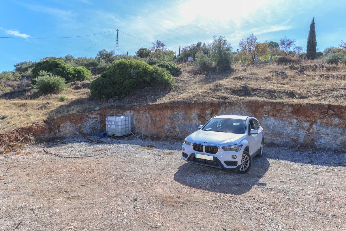 Land in Guaro
