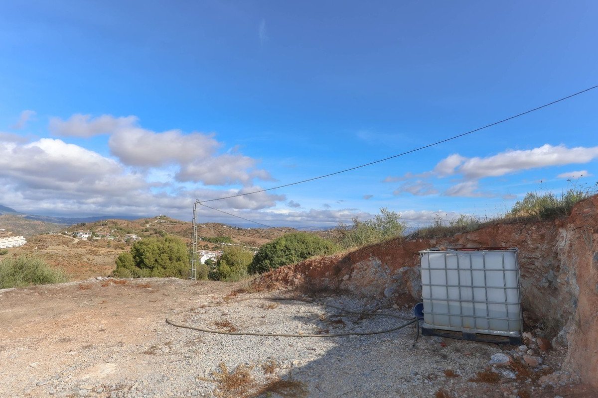Land in Guaro