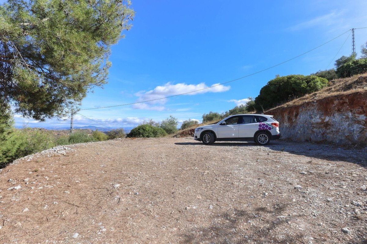 Land in Guaro