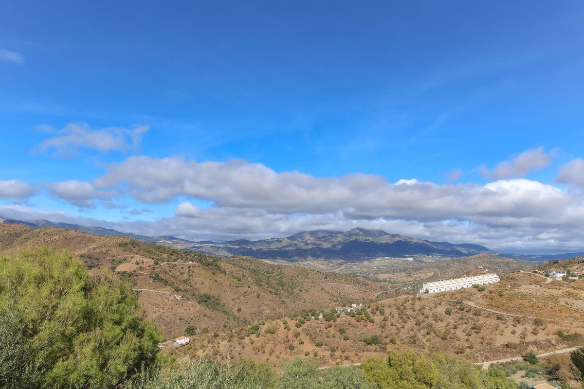 Land in Guaro