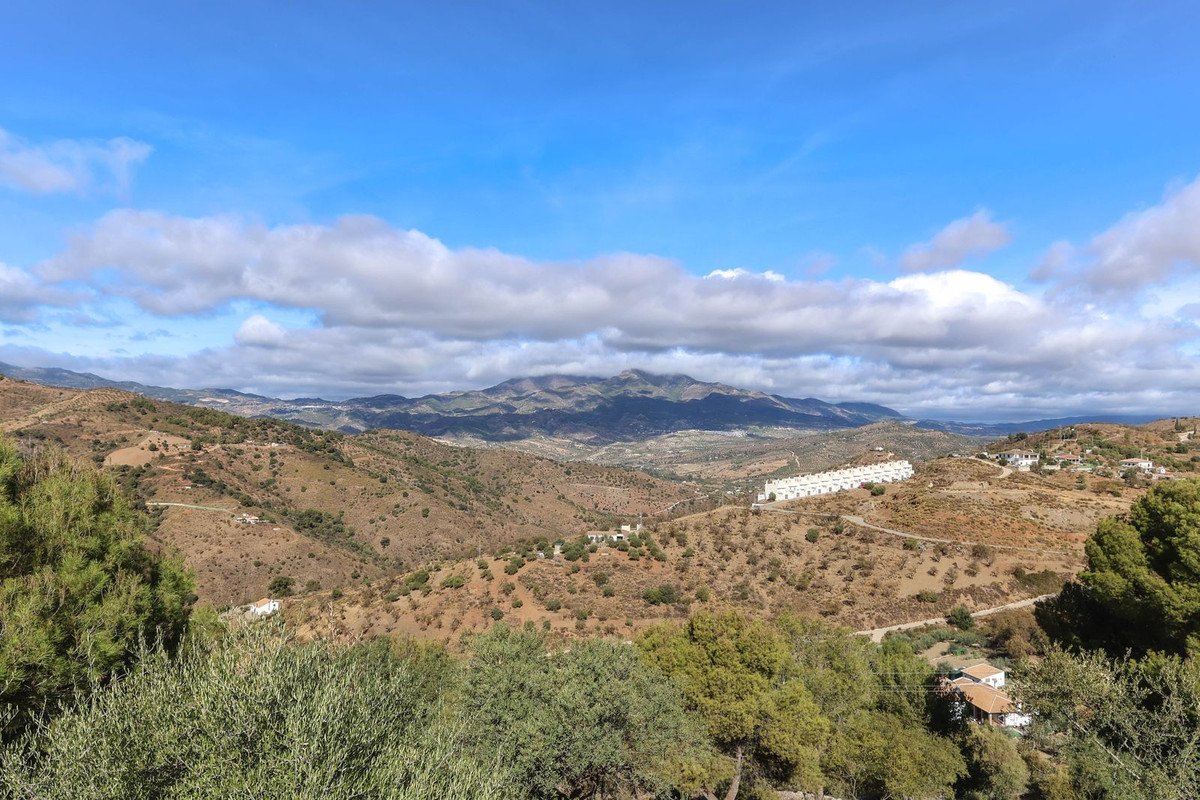 Land in Guaro