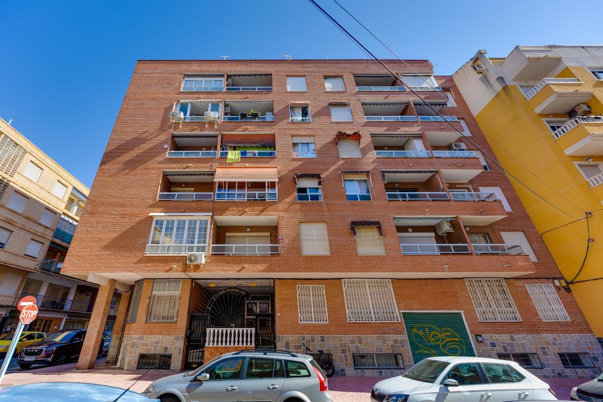 2 Bed Middle Floor Apartment in Torrevieja