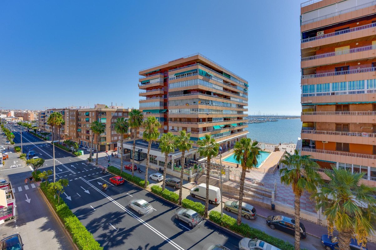 2 Bed Middle Floor Apartment in Torrevieja