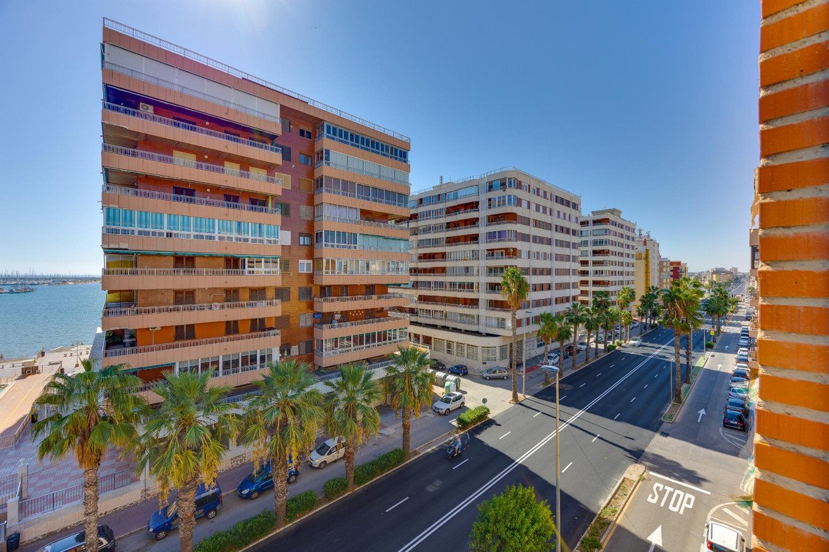 2 Bed Middle Floor Apartment in Torrevieja