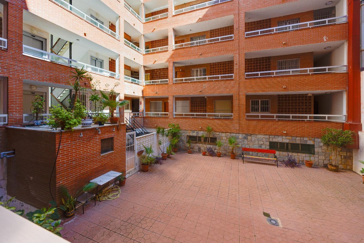 2 Bed Middle Floor Apartment in Torrevieja