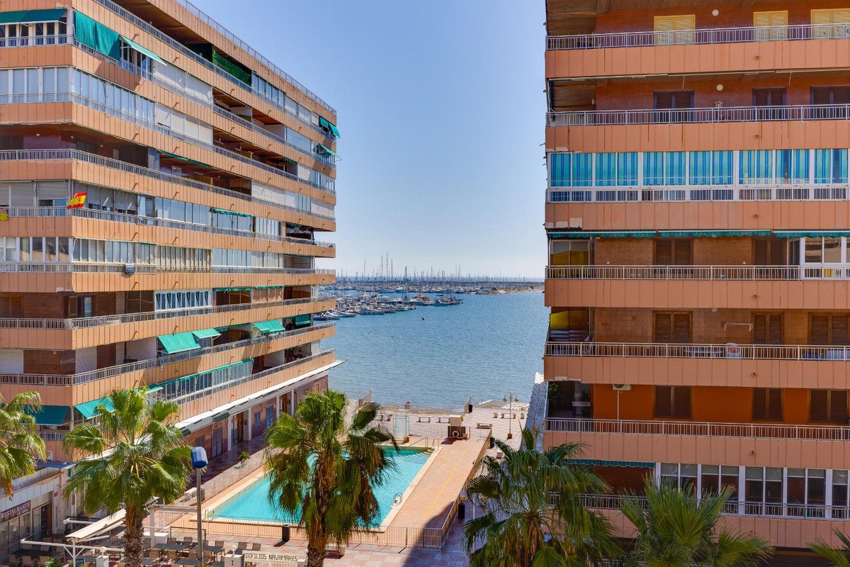 2 Bed Middle Floor Apartment in Torrevieja