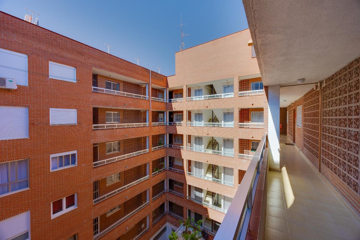 2 Bed Middle Floor Apartment in Torrevieja