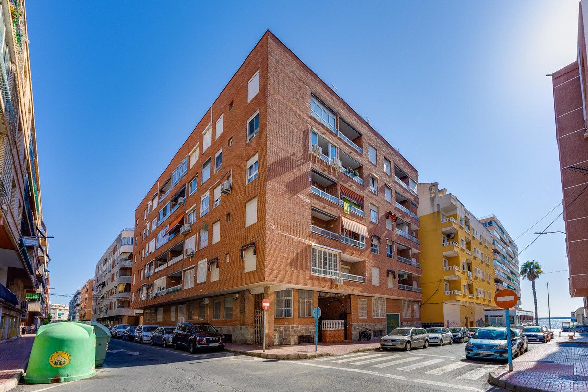 2 Bed Middle Floor Apartment in Torrevieja