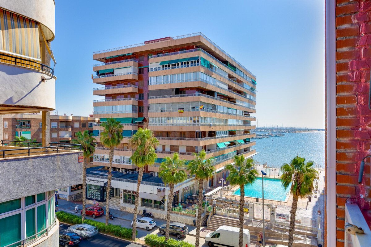 2 Bed Middle Floor Apartment in Torrevieja
