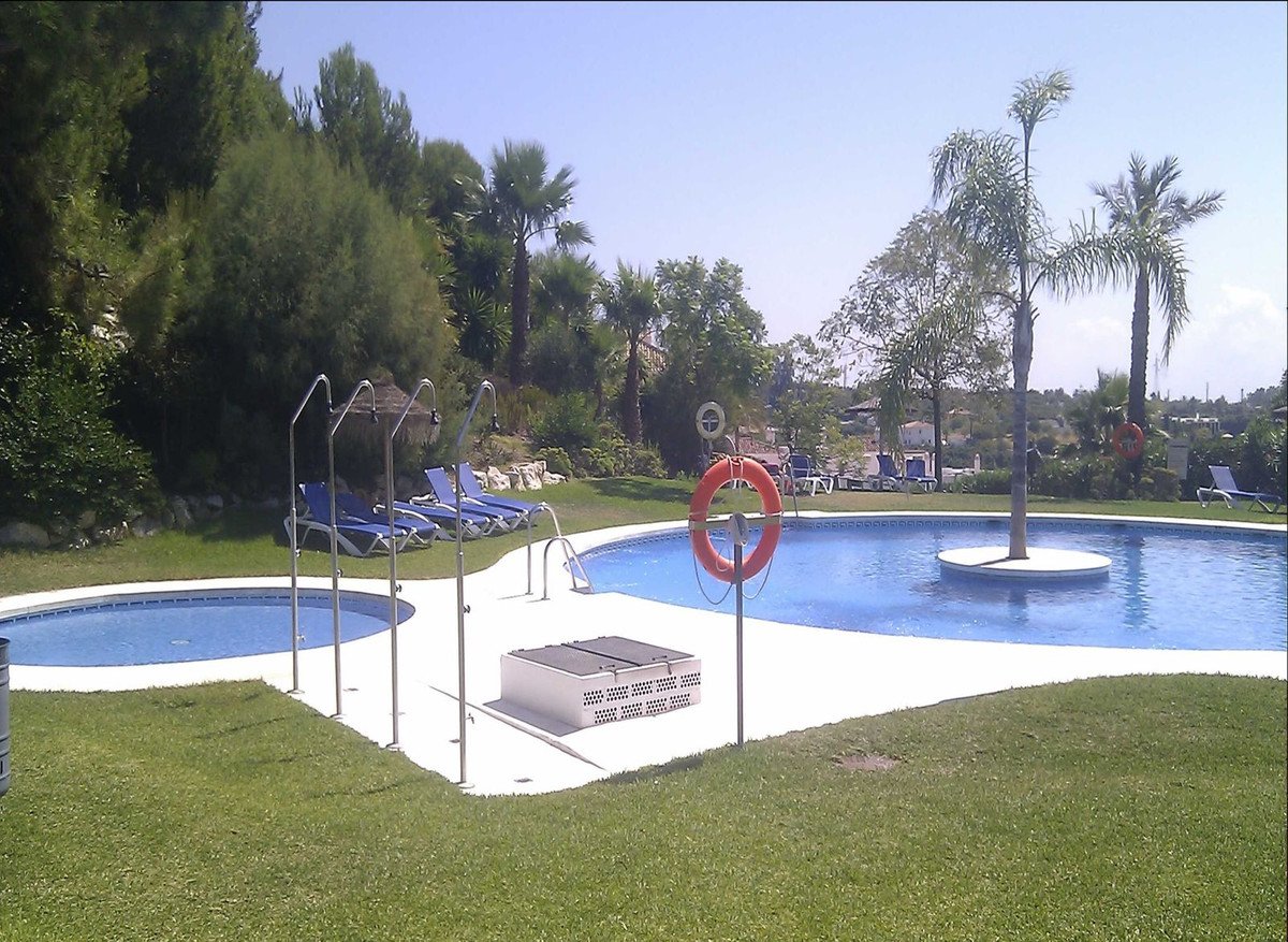 2 Bed Middle Floor Apartment in Selwo
