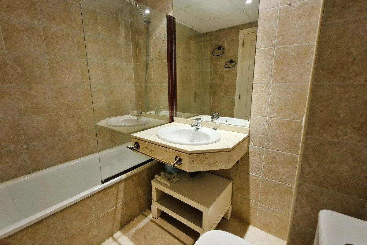 2 Bed Middle Floor Apartment in Selwo