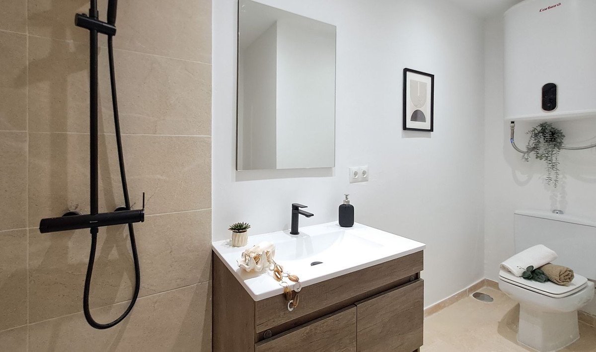 2 Bed Middle Floor Apartment in Puerto Banús