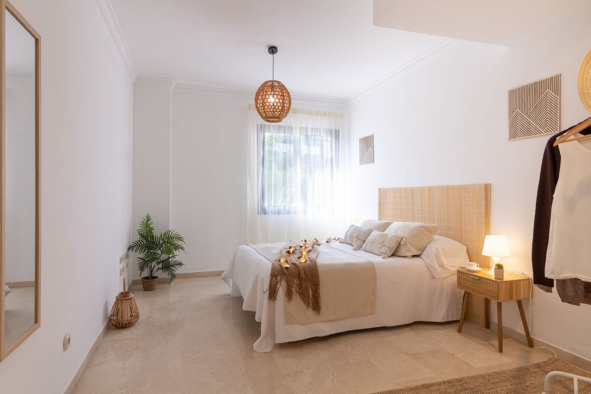 2 Bed Middle Floor Apartment in Puerto Banús