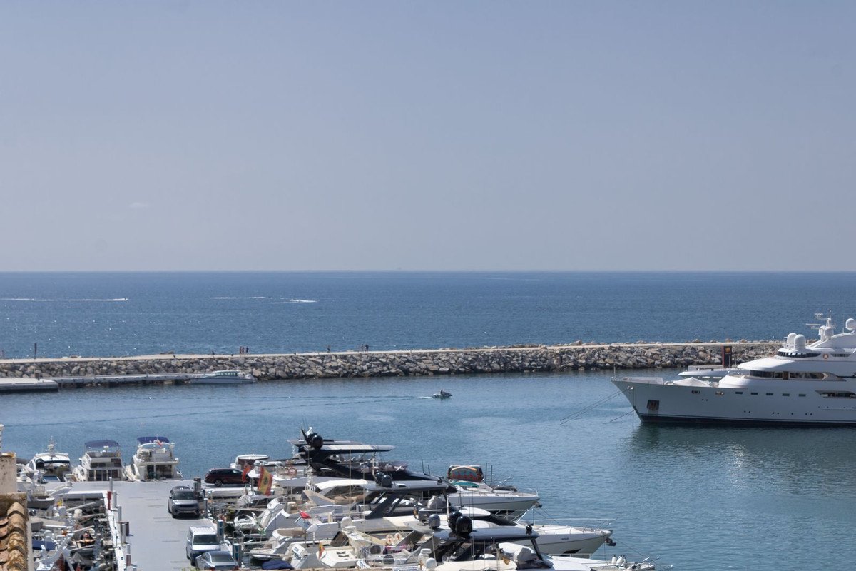 2 Bed Middle Floor Apartment in Puerto Banús