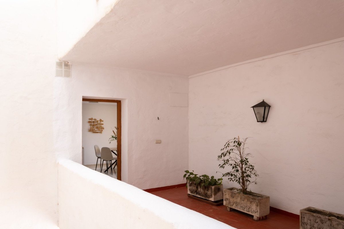 2 Bed Middle Floor Apartment in Puerto Banús