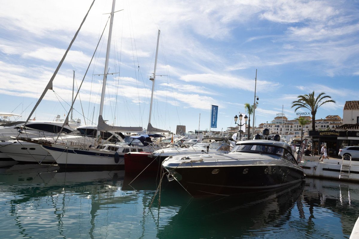 2 Bed Middle Floor Apartment in Puerto Banús