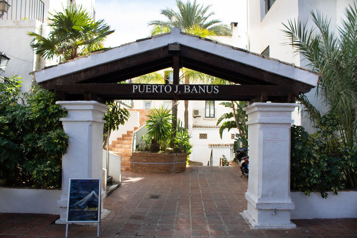 2 Bed Middle Floor Apartment in Puerto Banús