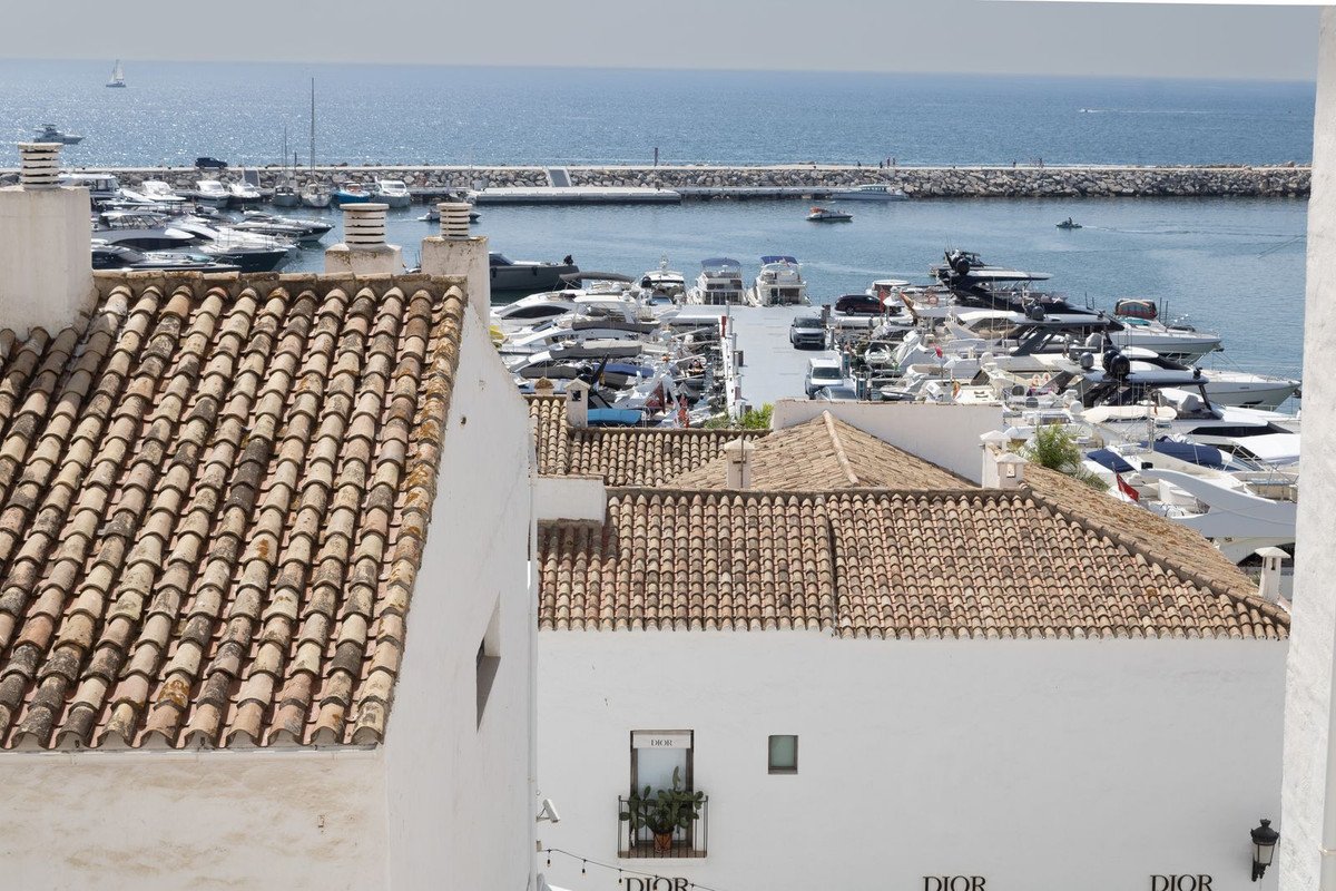 2 Bed Middle Floor Apartment in Puerto Banús