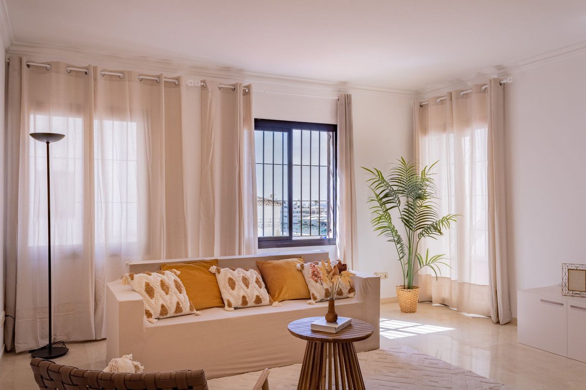 2 Bed Middle Floor Apartment in Puerto Banús