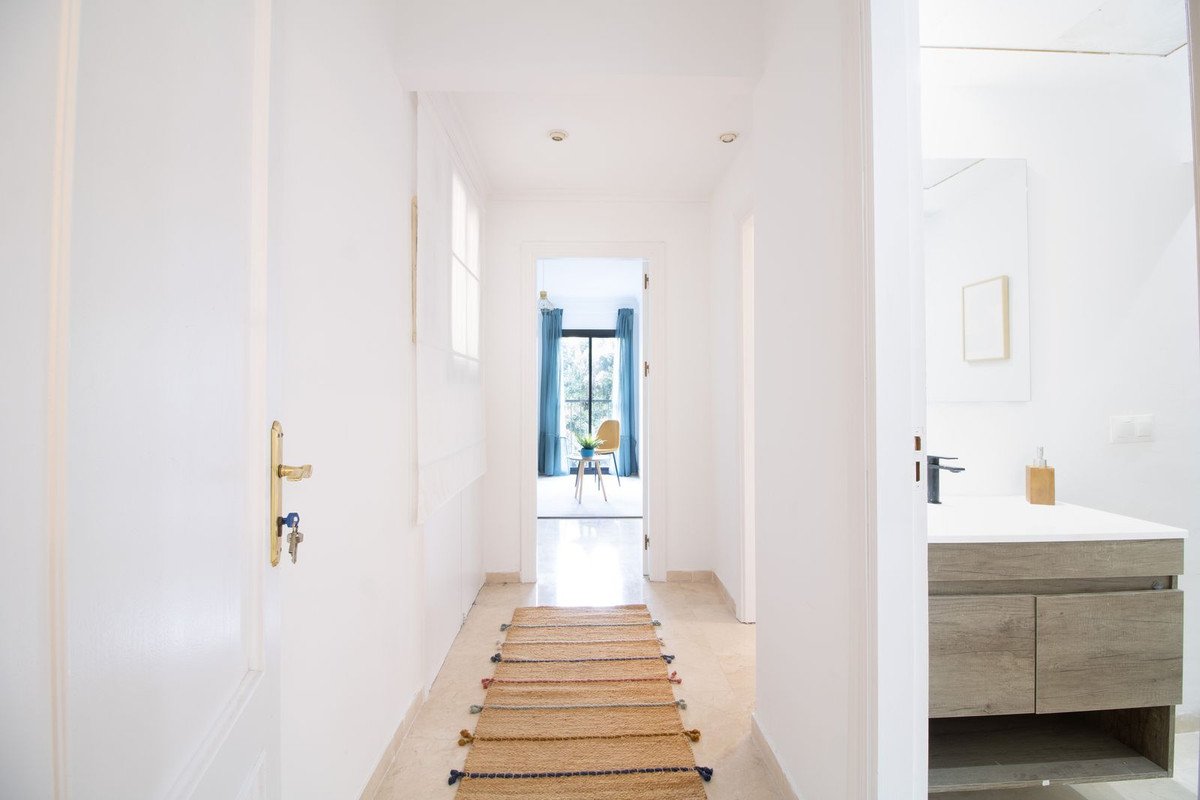 2 Bed Middle Floor Apartment in Puerto Banús