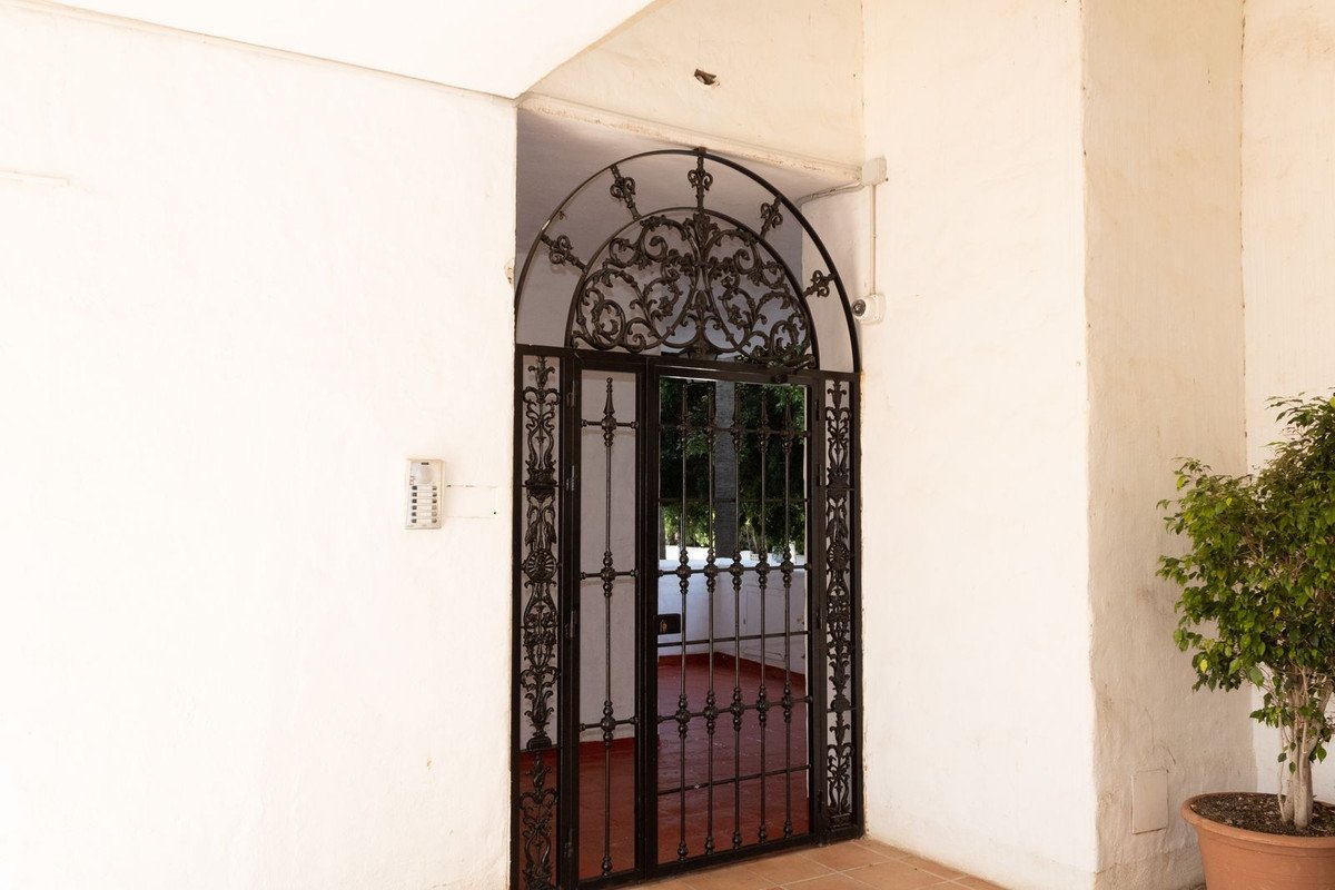 2 Bed Middle Floor Apartment in Puerto Banús