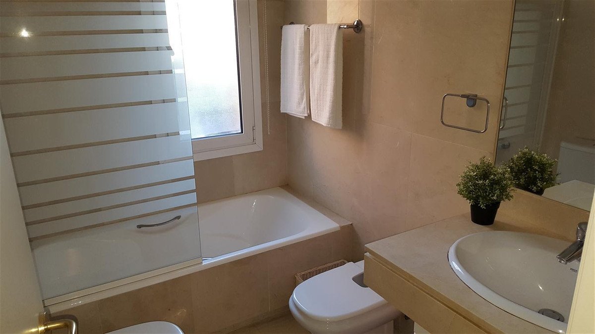 2 Bed Ground Floor Apartment in La Duquesa