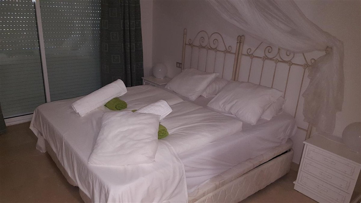 2 Bed Ground Floor Apartment in La Duquesa
