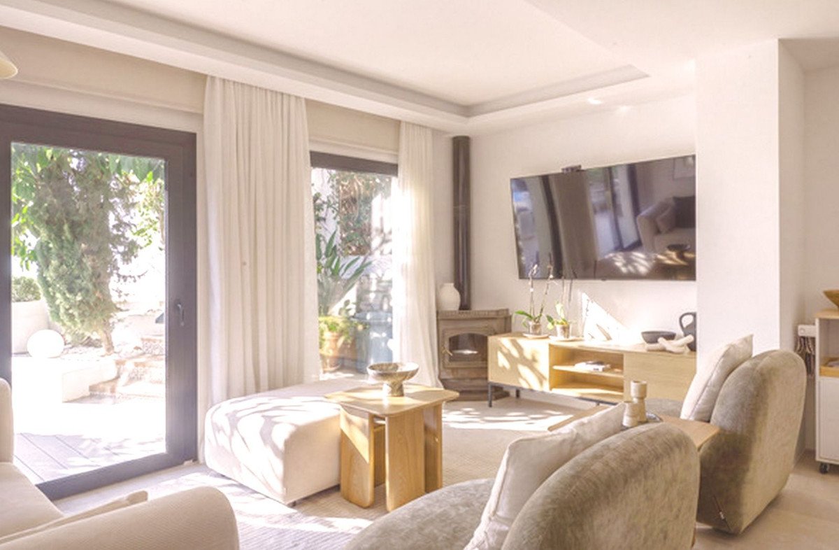 4 Bed Semi-Detached House in Los Pacos