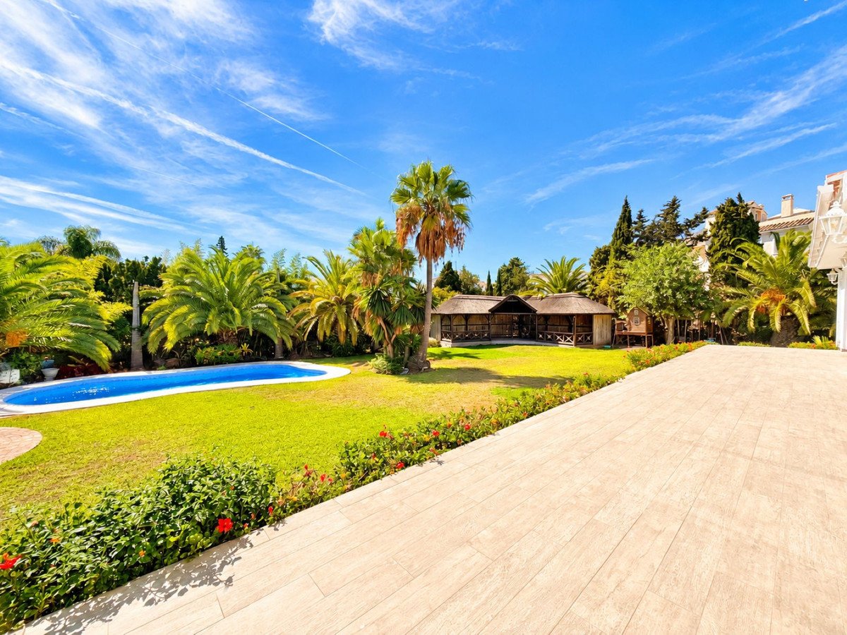 5 Bed Detached Villa in El Paraiso
