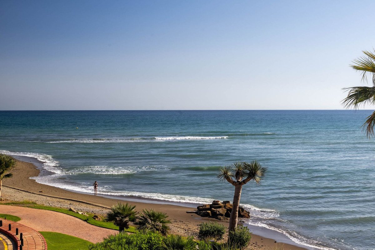 3 Bed Middle Floor Apartment in Estepona