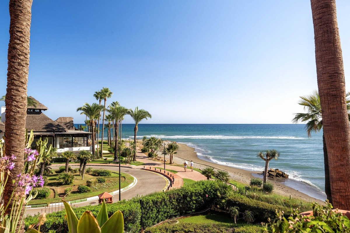 3 Bed Middle Floor Apartment in Estepona