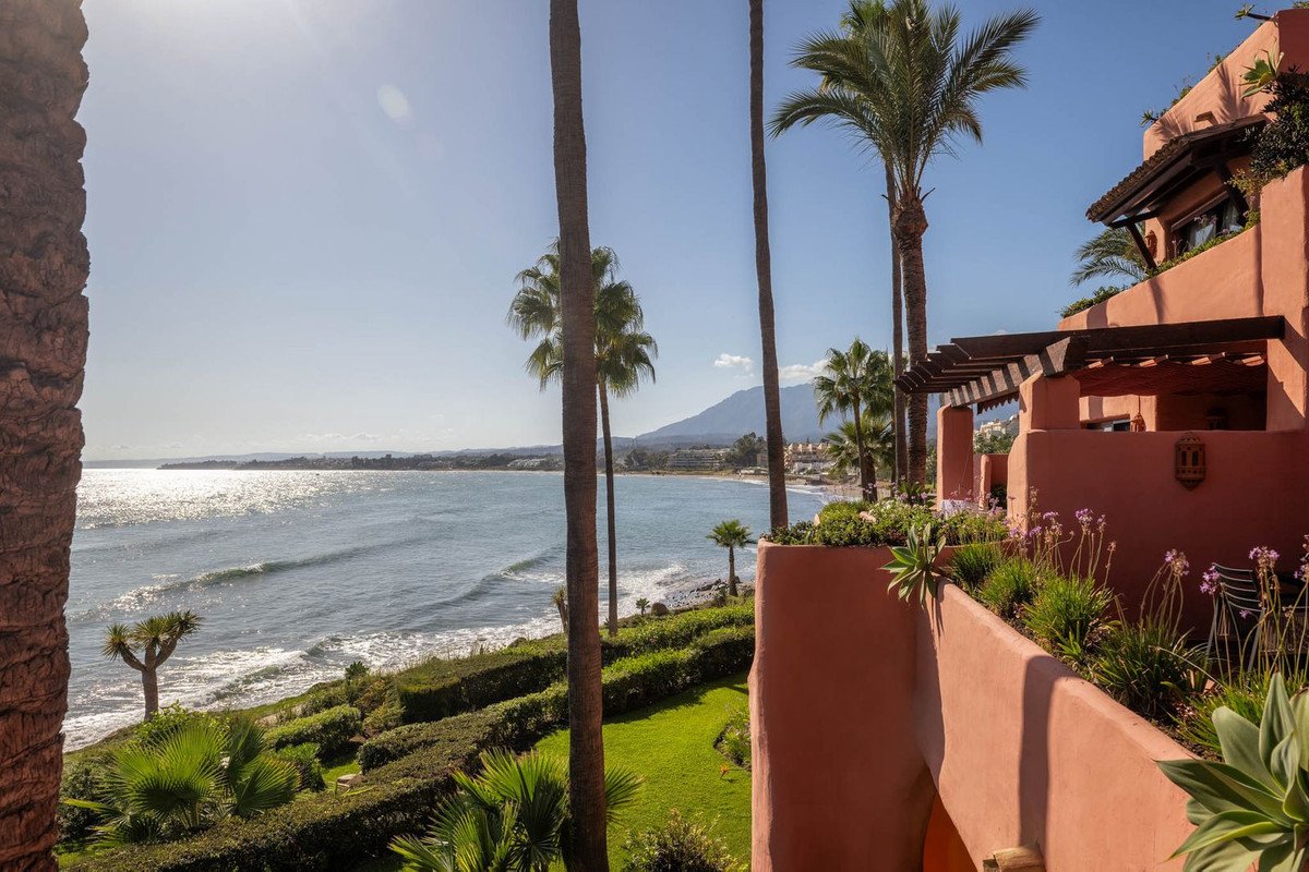 3 Bed Middle Floor Apartment in Estepona